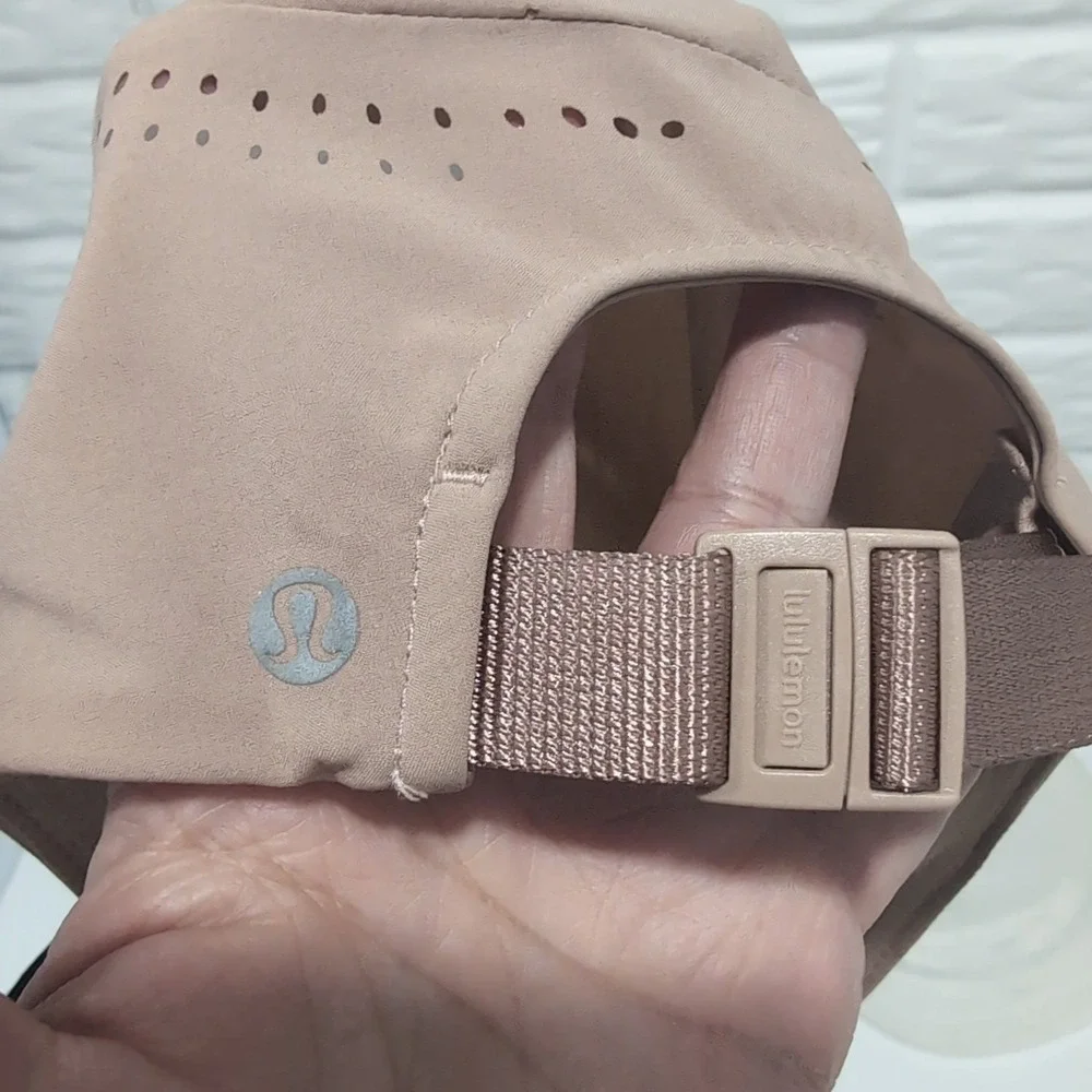 Lululemon Women's Lightweight Reflective Crushable Run Hat Size S/M Blush Pink